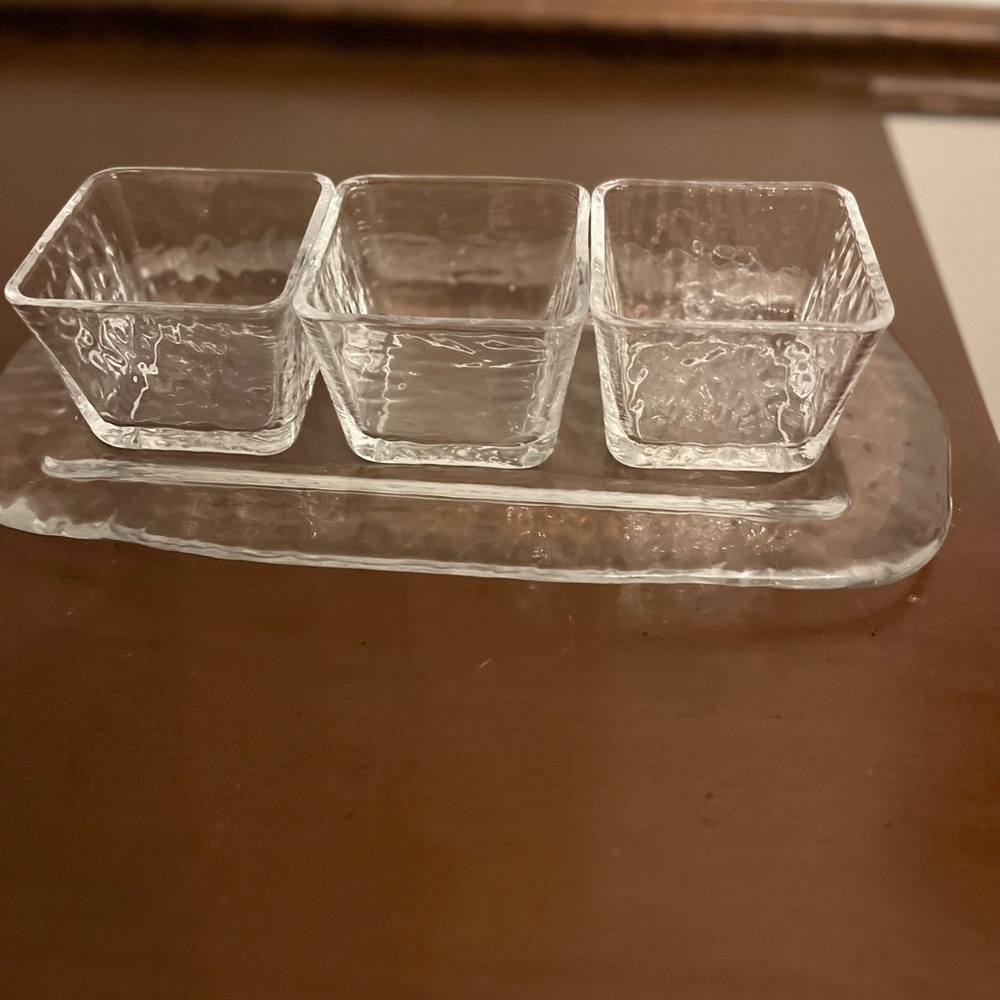 4 dishes with serving platter.